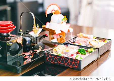 Western-style New Year's dishes, tosoki, and kagami-mochi all set [Image of New Year's cuisine] 97417120