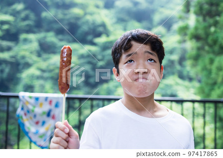 享受燒烤的孩子們 97417865