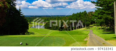 A panoramic view of a golf course with a blue sky and a difficult course downhill from a hill with a pond (Kisarazu City, Chiba Prefecture) 97418341