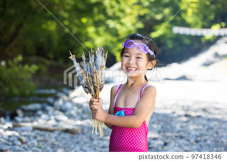 孩子們在河邊嬉戲 97418346