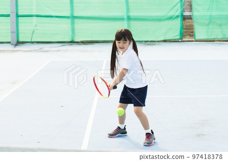 孩子打網球 97418378