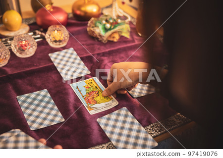 woman doing tarot reading 97419076