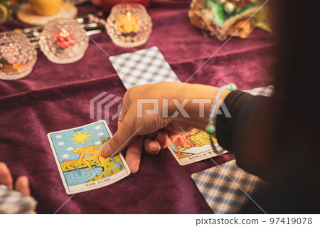 做塔羅牌閱讀的女人 做塔羅牌閱讀的女人 97419078