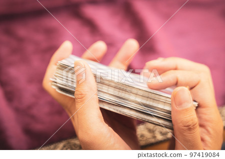 woman doing tarot reading 97419084