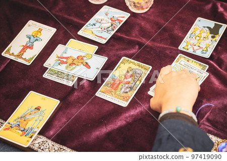 woman doing tarot reading 97419090
