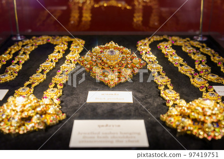 泰國傳統飾物(附在假面舞會服裝上的飾物) 泰國傳統飾物(附在假面舞會服裝上的飾物) 97419751