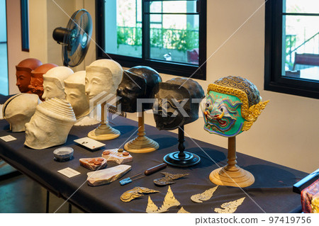 泰國傳統藝術“Khon”中使用的面具製作過程 97419756
