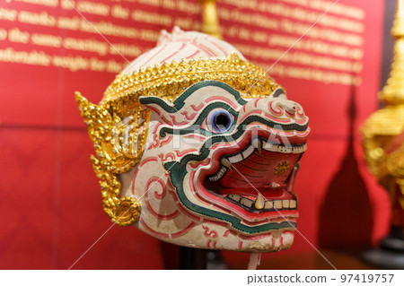 泰國傳統面具劇“Khon”中使用的白猴 Hanuman 面具 97419757