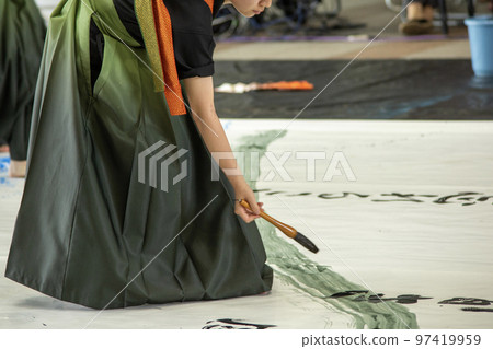 享受書的高中女孩 97419959