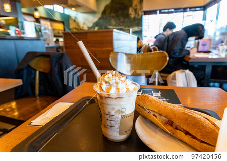 在咖啡廳吃午飯 97420456