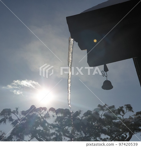 冬天屋簷冰柱風光 97420539