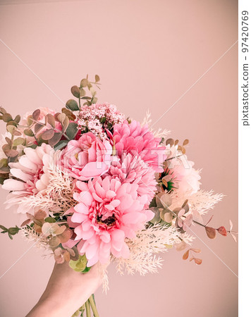 hand holding a pink bouquet 97420769