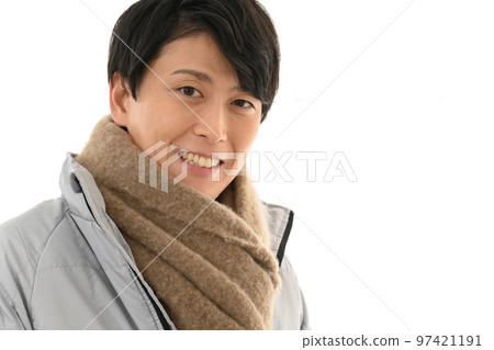 有圍巾的年輕人 97421191