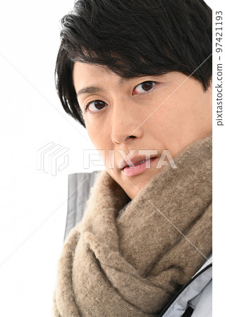 有圍巾的年輕人 97421193