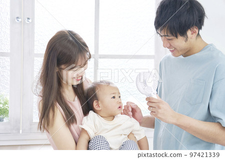 父母為嬰兒使用方便的風扇 97421339