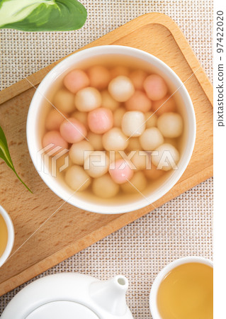 Red and white tangyuan with syrup soup. 97422020