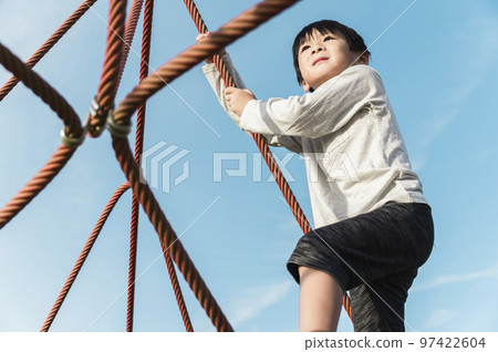5 歲男孩在遊樂場設備上玩耍 97422604
