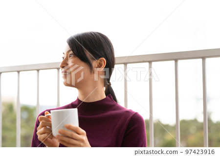 在酒店露台上放鬆的女人 97423916