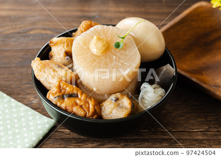 關東煮配芥末蘿蔔和配料 97424504