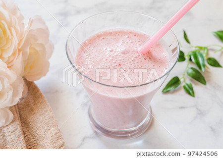 粉色草莓豆漿冰沙 粉色草莓豆漿冰沙 97424506