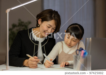 夜間家庭教師和小學女生 夜間家庭教師和小學女生 97425002