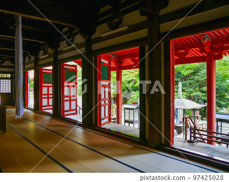 Inside the main hall of Kanshinji Temple 97425028