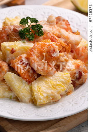 Delicious fried shrimp balls with pineapple and mayonnaise sauce. 97426578