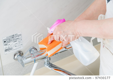 [Middle housewife cleaning the bath with a spray faucet] 97430177