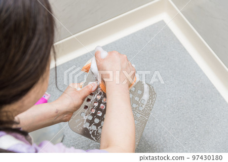 [Middle housewife cleaning the bath with bubbles] 97430180