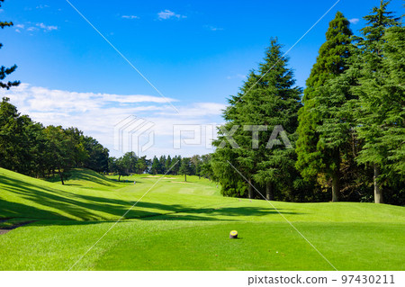 有樹木和沙坑的藍天高爾夫球場、長球場和發球區(千葉縣木更津市) 有樹木和沙坑的藍天高爾夫球場、長球場和發球區(千葉縣木更津市) 97430211