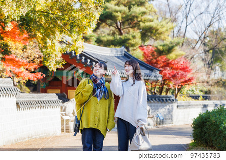 A woman sightseeing Osaka Tsurumi Ryokuchi (Korea Garden) 97435783