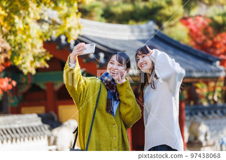 A woman sightseeing Osaka Tsurumi Ryokuchi (Korea Garden) A woman sightseeing Osaka Tsurumi Ryokuchi (Korea Garden) 97438068