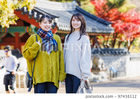 A woman sightseeing Osaka Tsurumi Ryokuchi (Korea Garden) 97438112