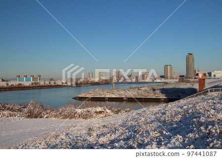 荒川與柴川交會處的雪域(東京都足立區都市農業公園) 荒川與柴川交會處的雪域(東京都足立區都市農業公園) 97441087