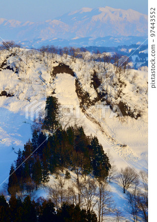 雪從山上滑落 雪從山上滑落 97443552