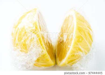 檸檬切成兩半並用保鮮膜包裹。 （白色背景） 97444445