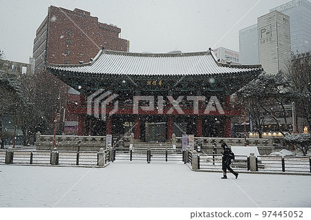 Seoul snowy day scenery Seoul snowy day scenery 97445052