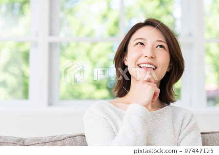 一個年輕的女人在房間裡放鬆 97447125