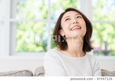 一個年輕的女人在房間裡放鬆 97447126