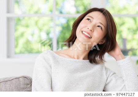 一個年輕的女人在房間裡放鬆 97447127