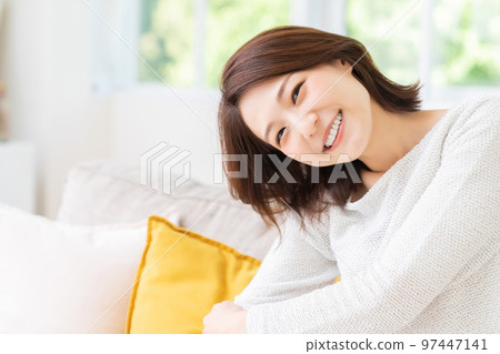 一個年輕的女人在房間裡放鬆 97447141
