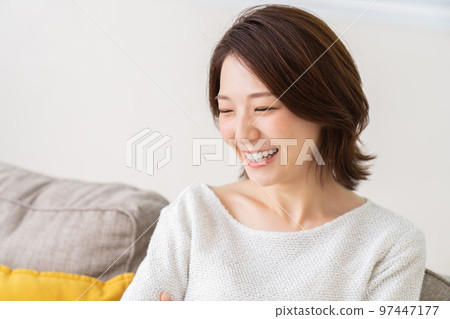 一個年輕的女人在房間裡放鬆 97447177