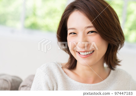 一個年輕的女人在房間裡放鬆 97447183