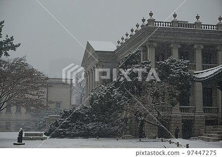Deoksugung Palace scenery on a snowy day 97447275
