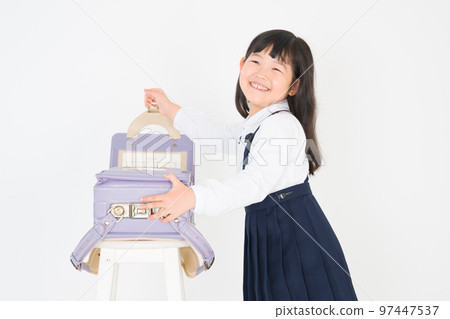 書包和小學生，全身白色背景 97447537