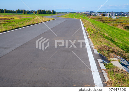 埼玉市荒川路堤上的柏油路,秋天的風景 埼玉市荒川路堤上的柏油路,秋天的風景 97447808
