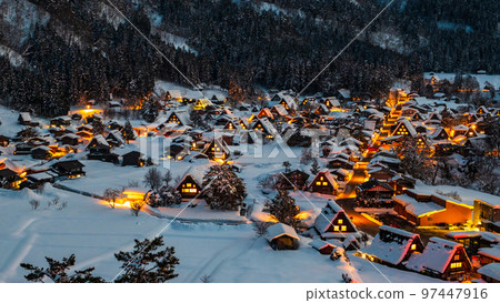 冬天的白川鄉（夜景） 97447916