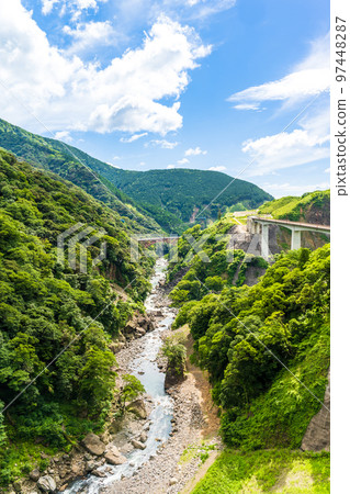 Daiichi Shirakawa Bridge Scenery "Beautiful fresh green mountains and Kurokawa, Minami Aso Railway under reconstruction work, Daiichi Shirakawa Bridge" 97448287