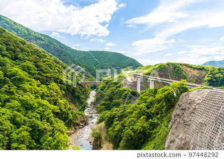 Daiichi Shirakawa Bridge Scenery "Beautiful fresh green mountains and Kurokawa, Minami Aso Railway under reconstruction work, Daiichi Shirakawa Bridge" 97448292