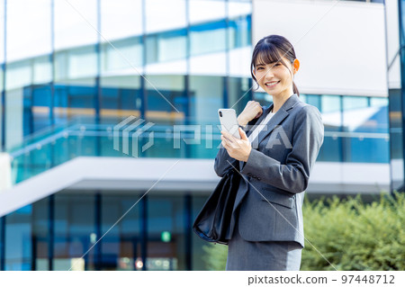 拿著智能手機穿西裝的女人,攝影合作“LINK FOREST” 拿著智能手機穿西裝的女人,攝影合作“LINK FOREST” 97448712